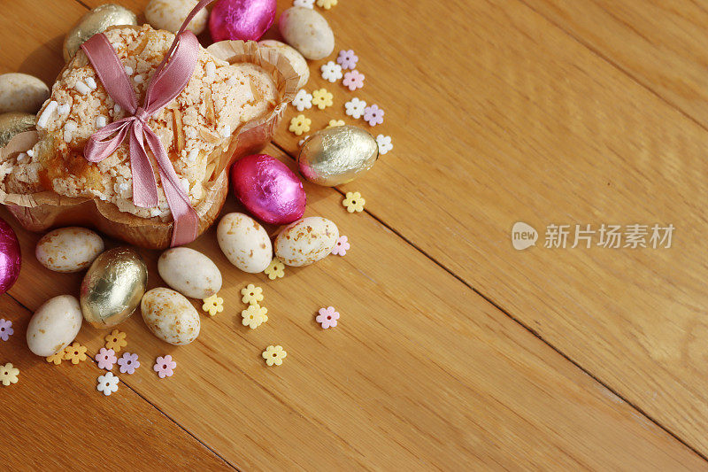 意大利复活节蛋糕命名为Colomba Pasquale，巧克力蛋和糖装饰在桌子上